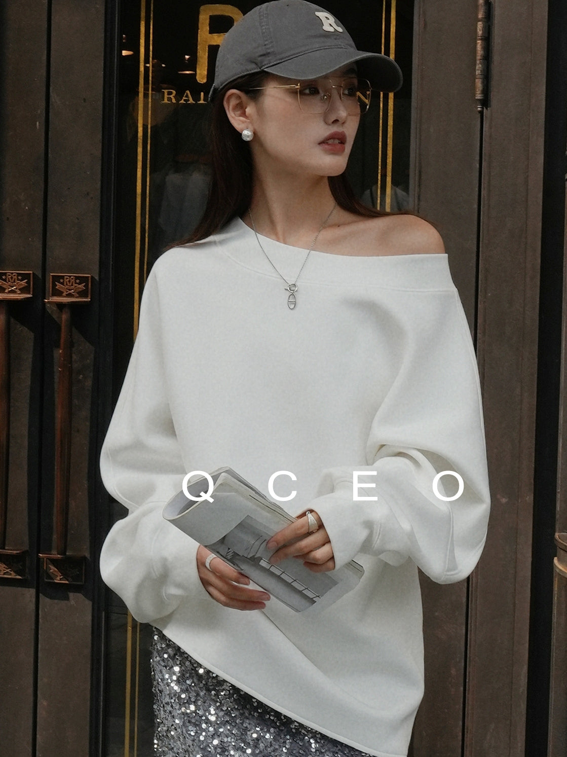 Loose One-Shoulder Sweatshirt_BDHL7743