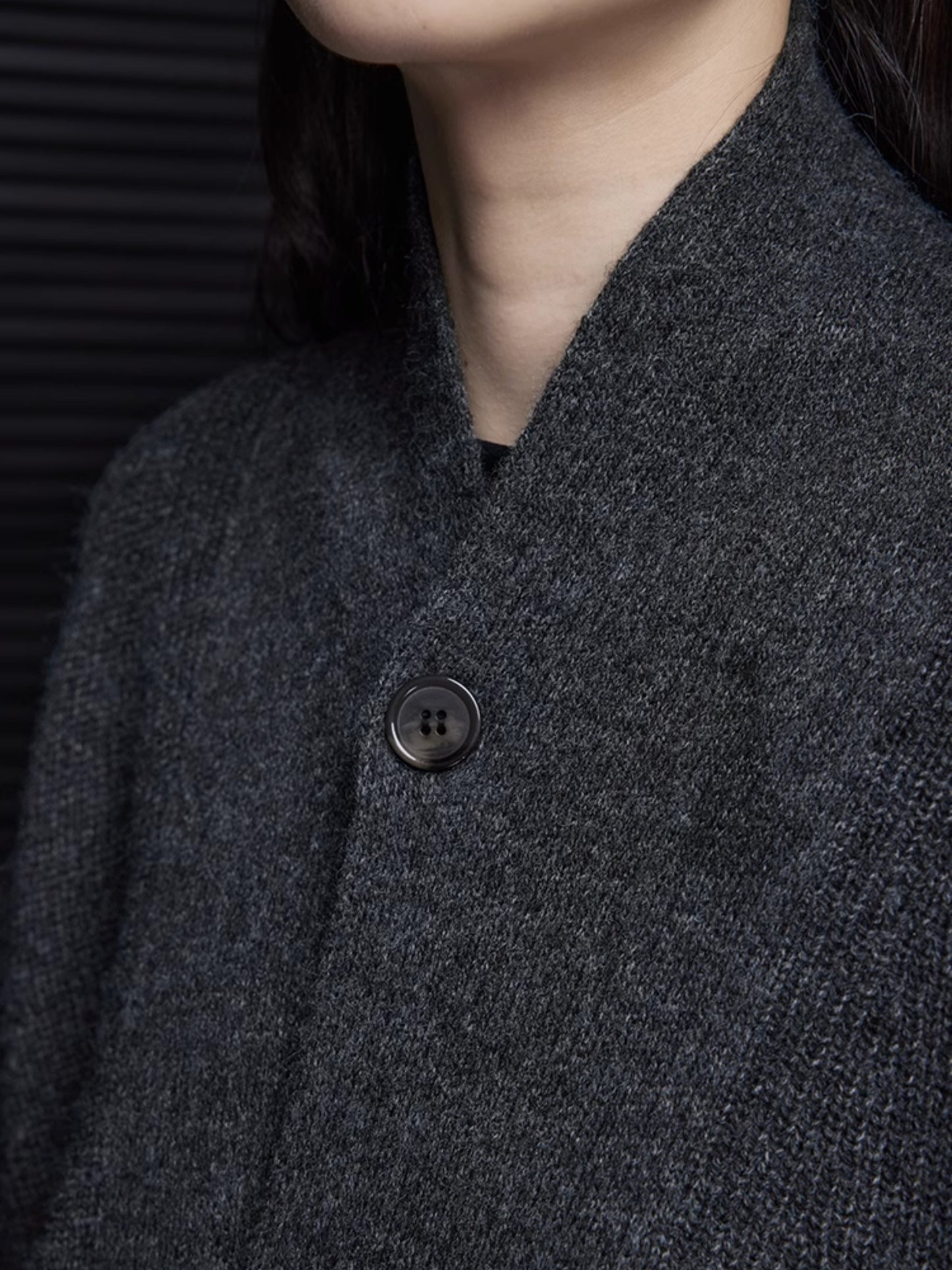 V-neck 버튼 darkgray sweater_BDHL5502