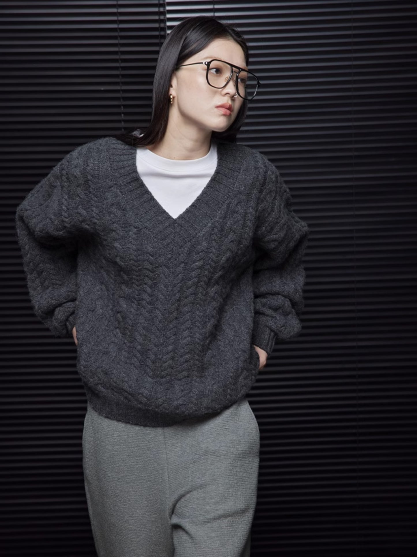 Gray V-neck wool sweater_BDHL5507