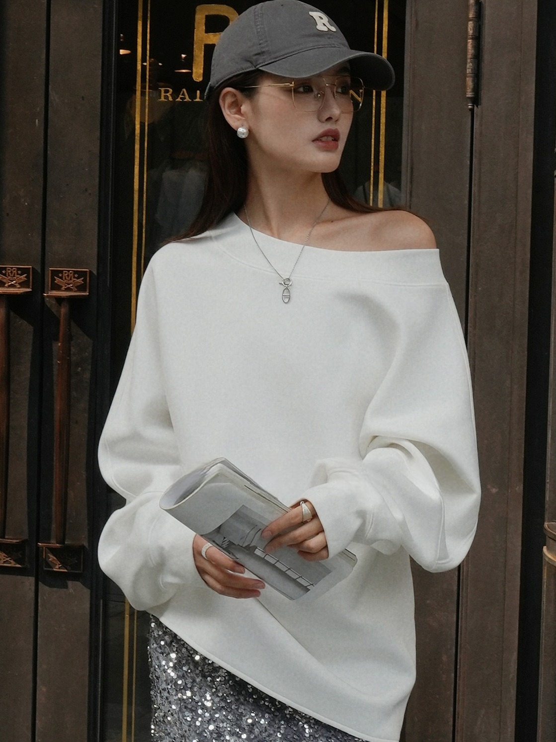 Loose One-Shoulder Sweatshirt_BDHL7743