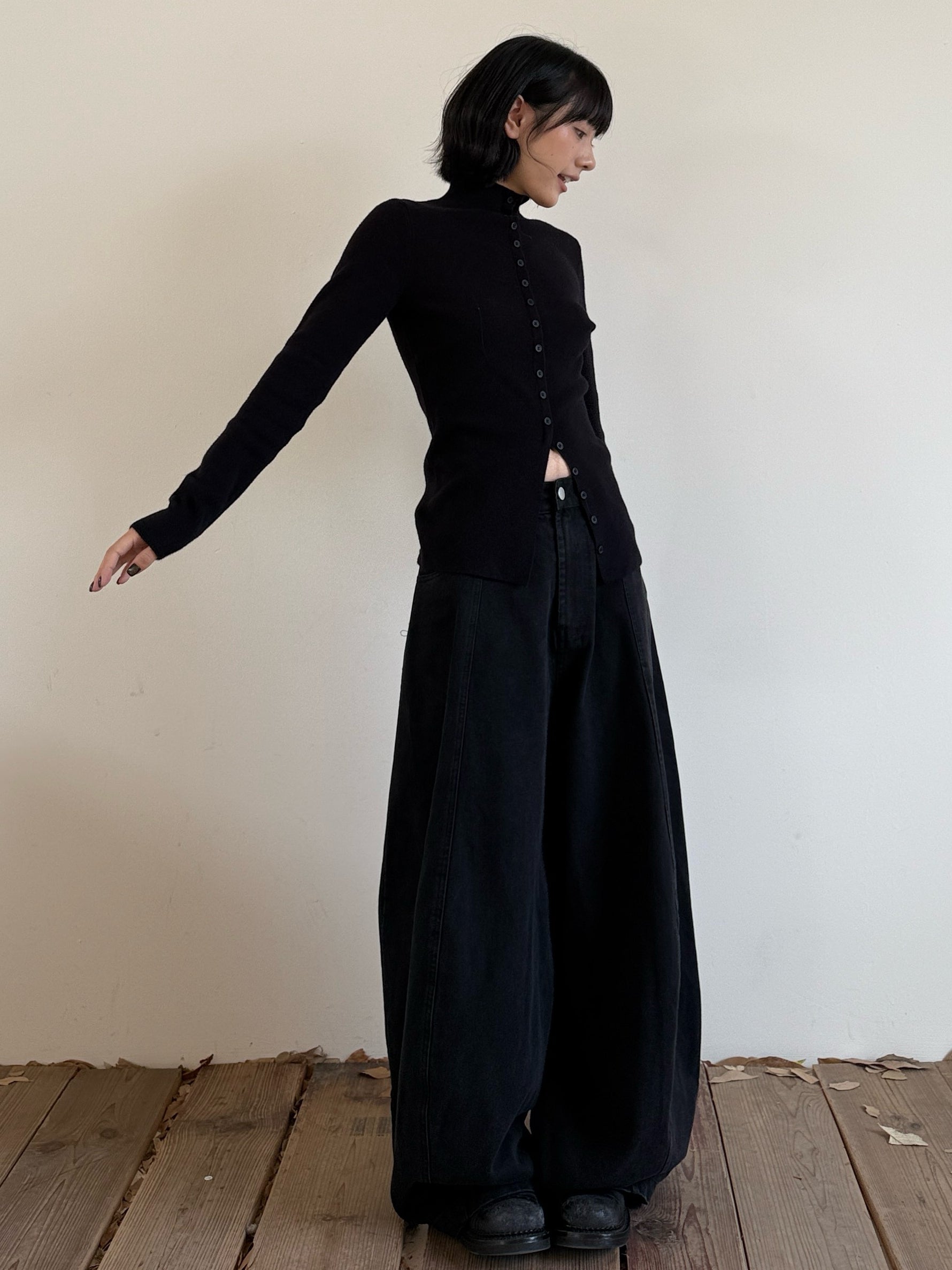 Front-Slit High-Neck Slim-Fit Tops_BDHL8025