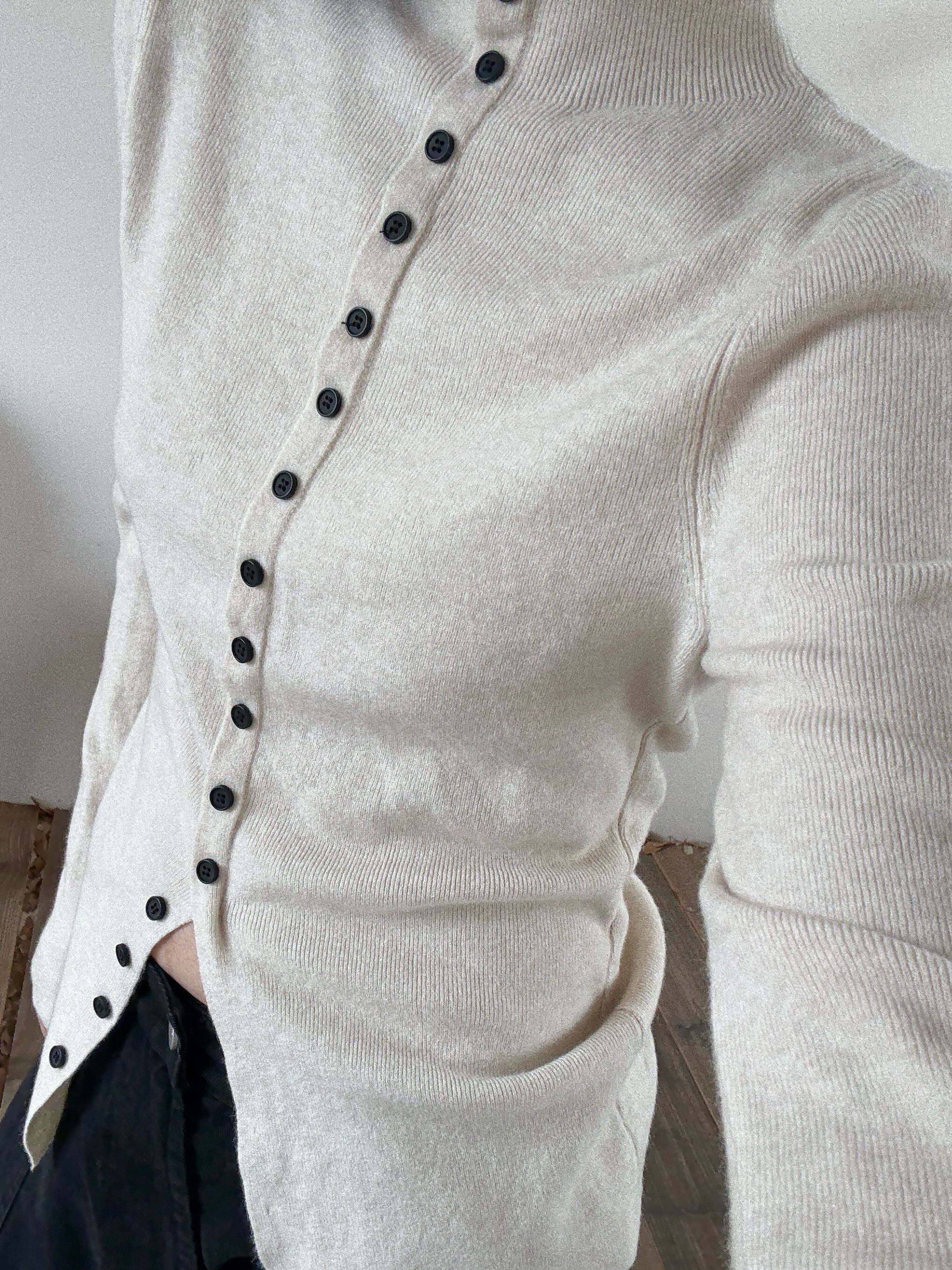 Front-Slit High-Neck Slim-Fit Tops_BDHL8025