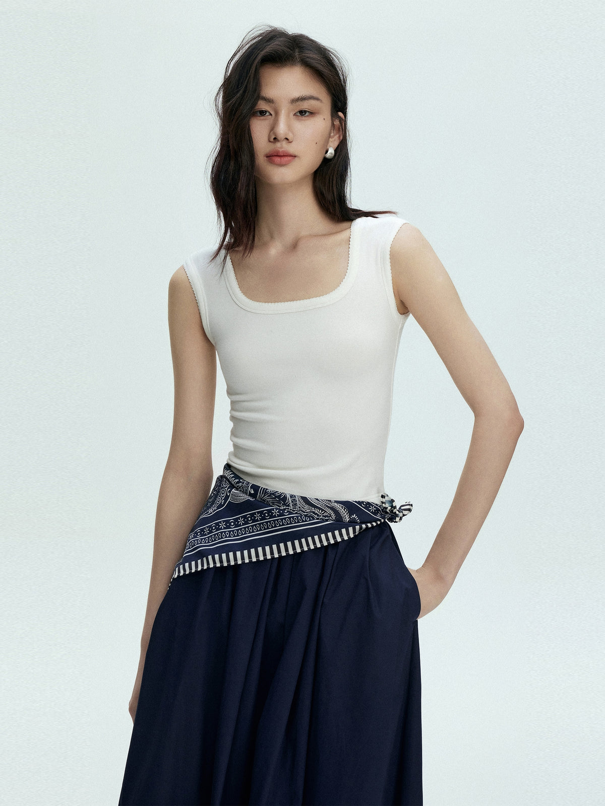 Wide Strap Sleeveless Tops_BDHL7412