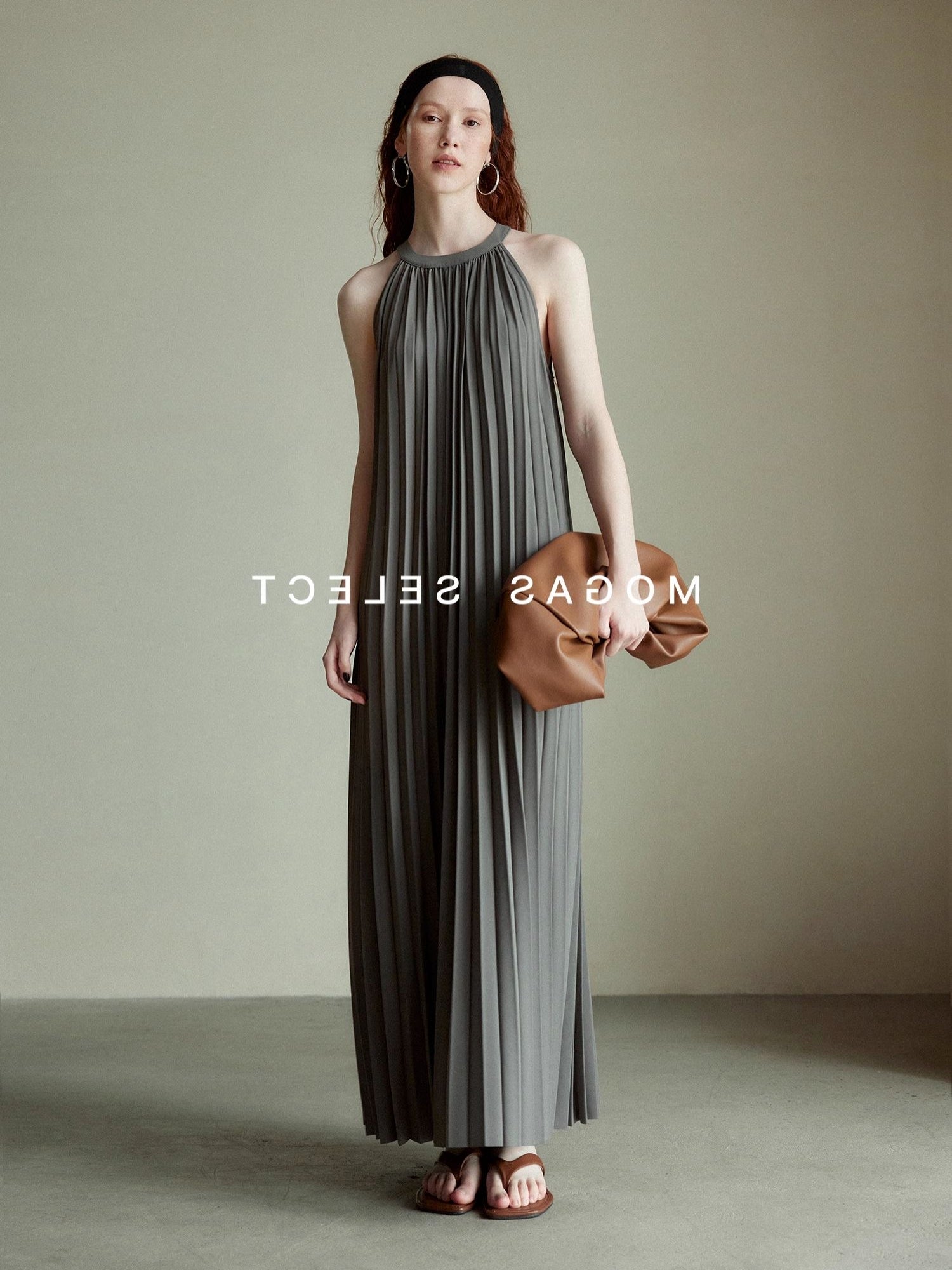 Halter Neck Pleated Dress_BDHL7556