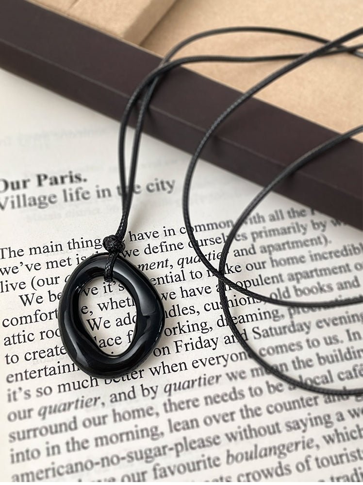 Black Circular Pendant Necklace_BDHL7436
