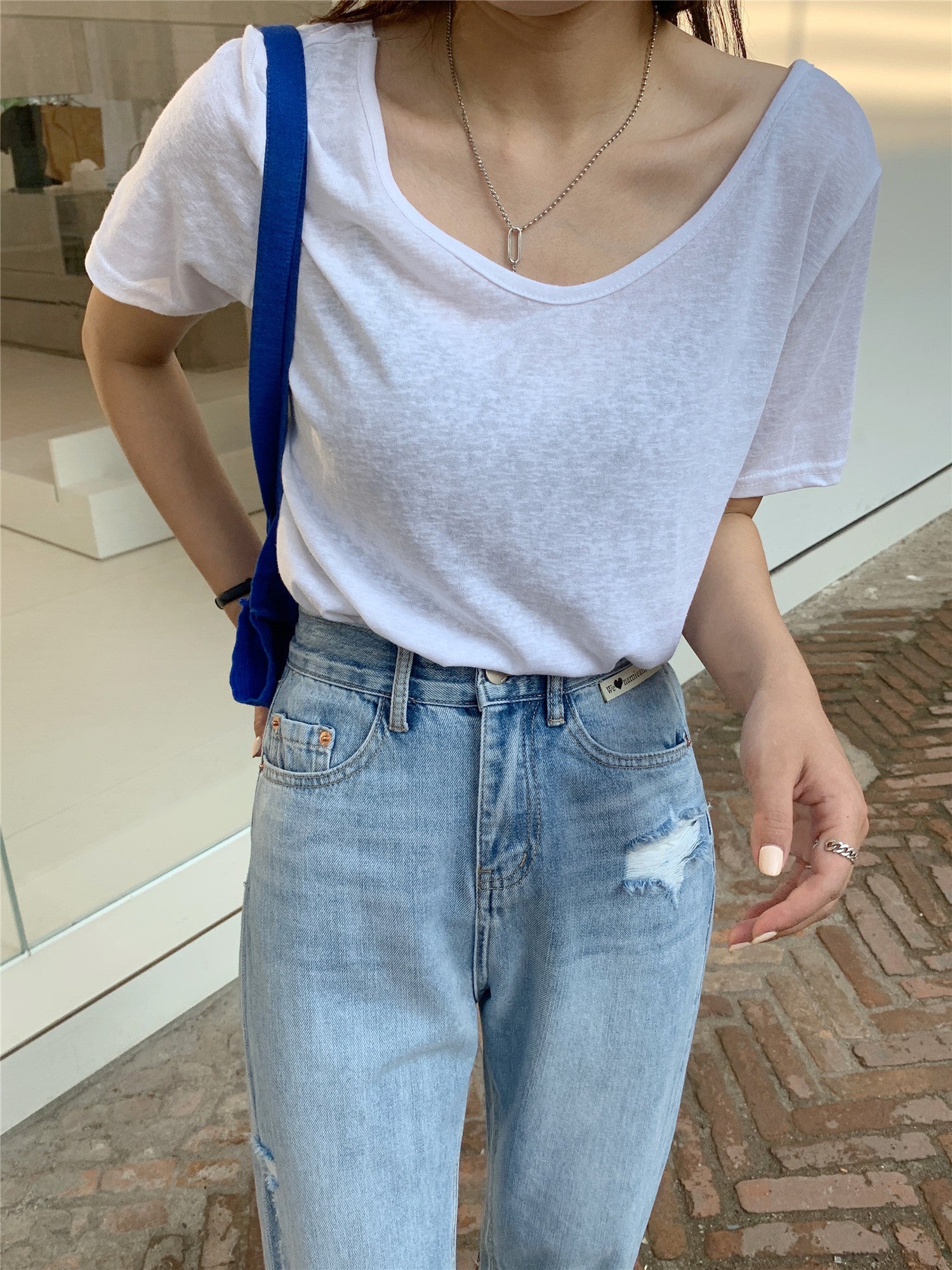 V-Neck Back Cross T-Shirt_BDHL7609