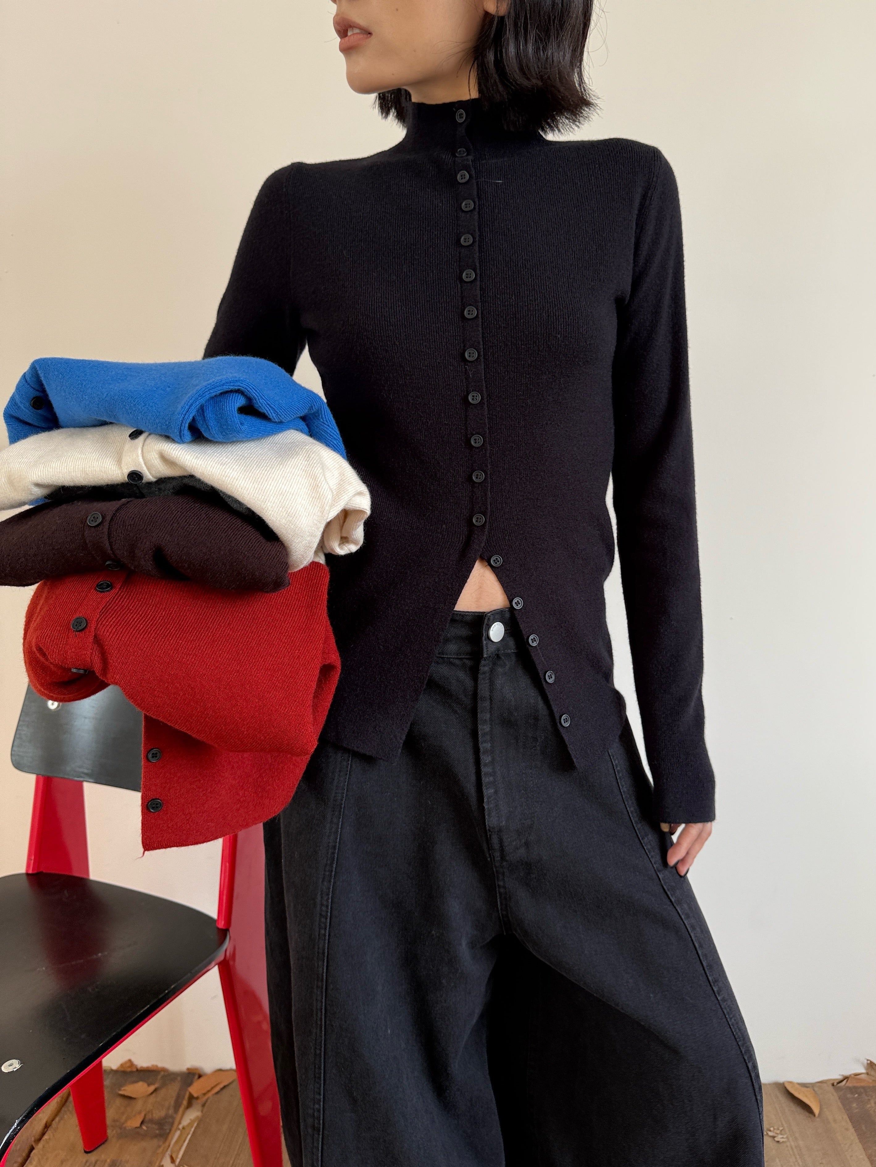 Front-Slit High-Neck Slim-Fit Tops_BDHL8025