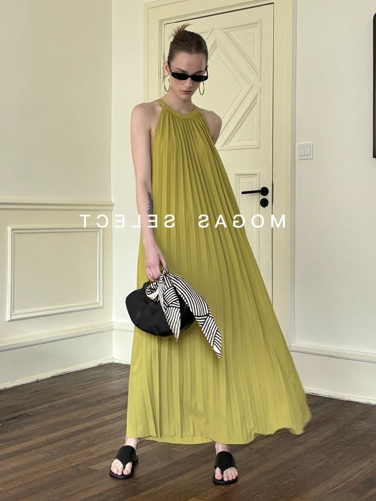 Halter Neck Pleated Dress_BDHL7556