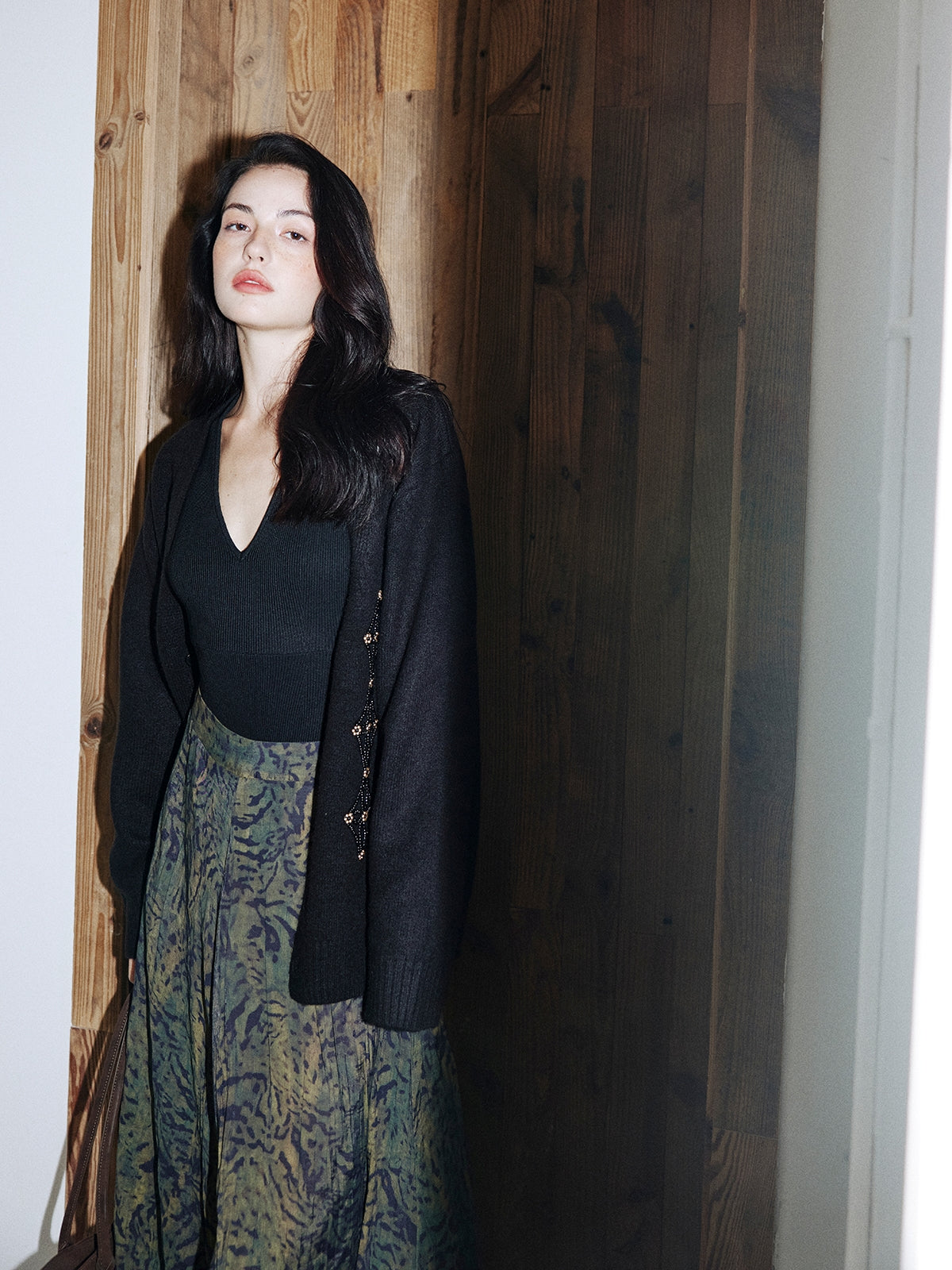 Beaded V-Neck Cardigan_BDHL8001