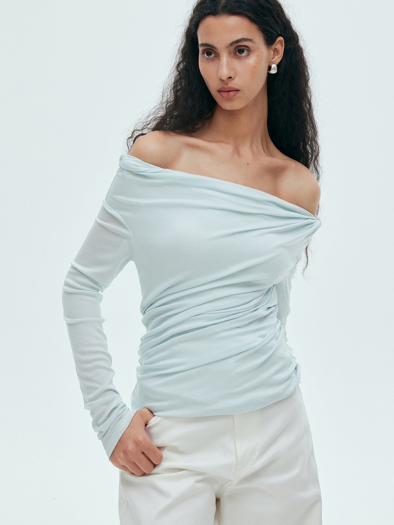 Off-The-Shoulder Twisted Pleated Tops_BDHL7632