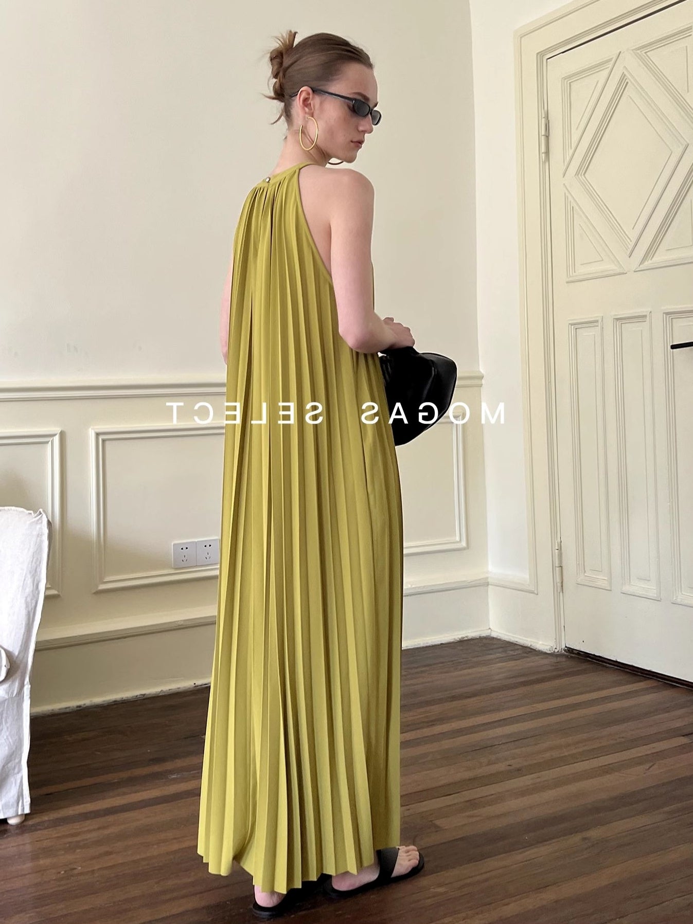 Halter Neck Pleated Dress_BDHL7556
