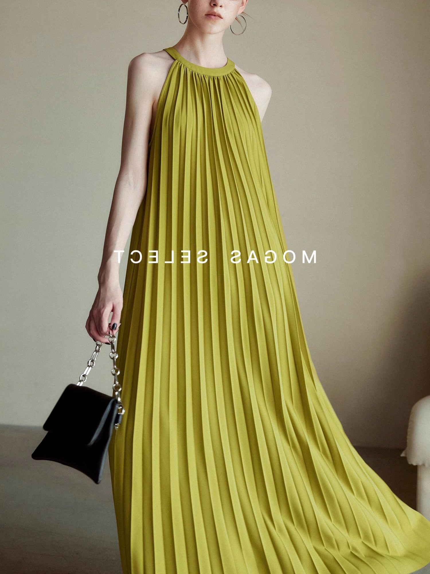 Halter Neck Pleated Dress_BDHL7556