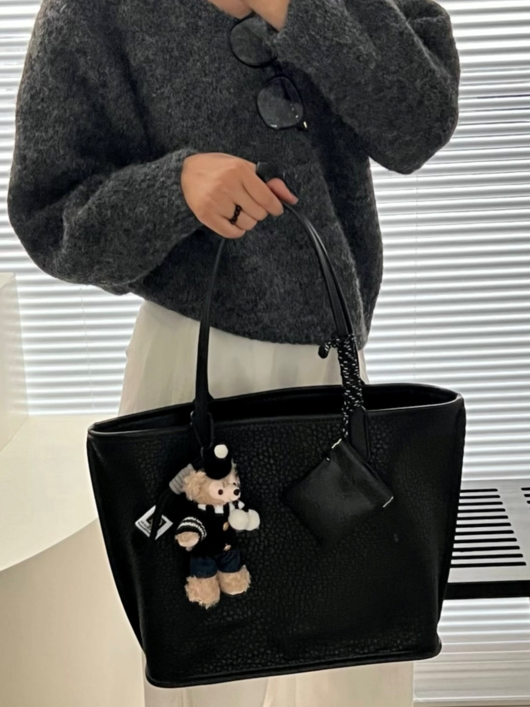 Elephant-Print Black Tote Bag_BDHL8023