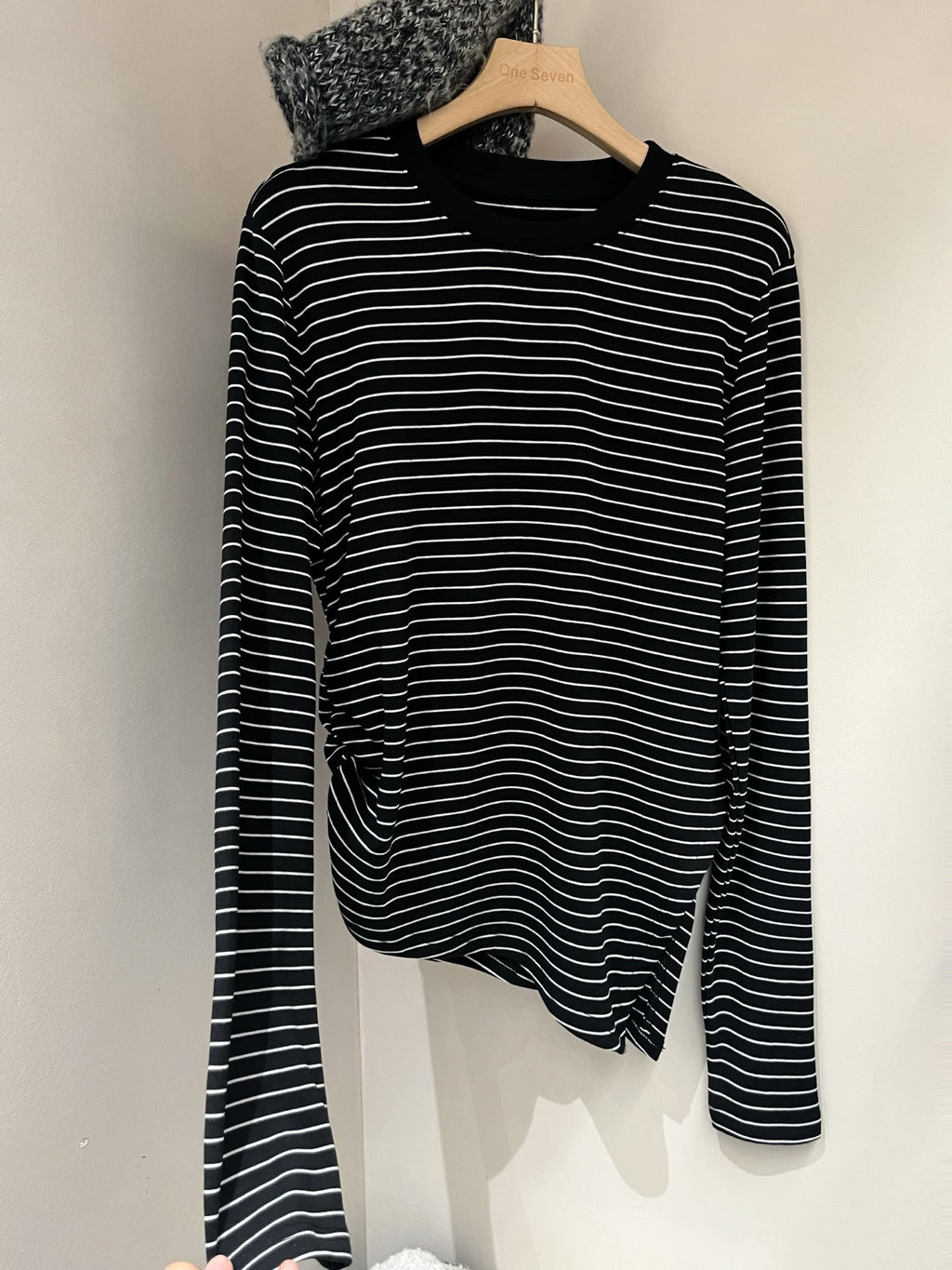 Slim-Fit Side-Pleated Tops_BDHL7852