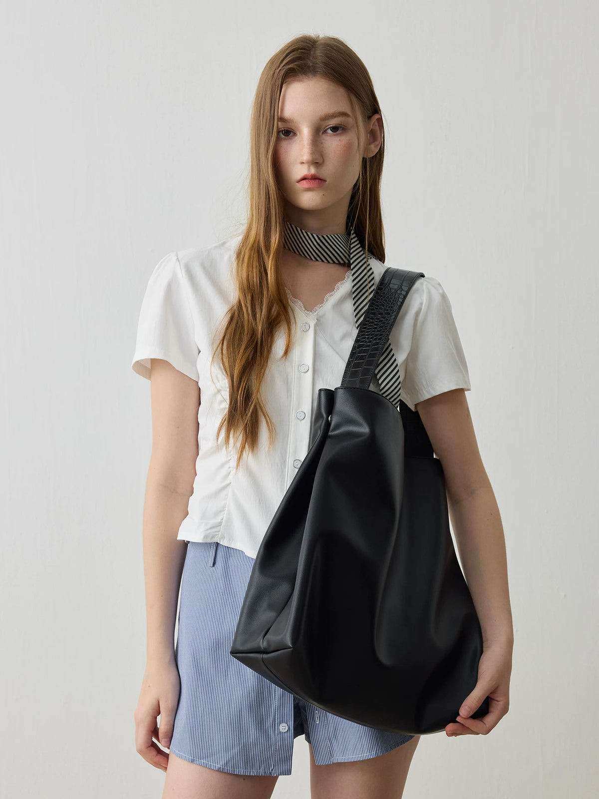 Croc Embossed Strap Shoulder Tote_BDHL8447
