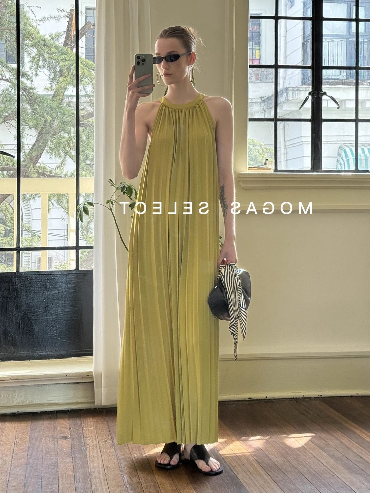 Halter Neck Pleated Dress_BDHL7556