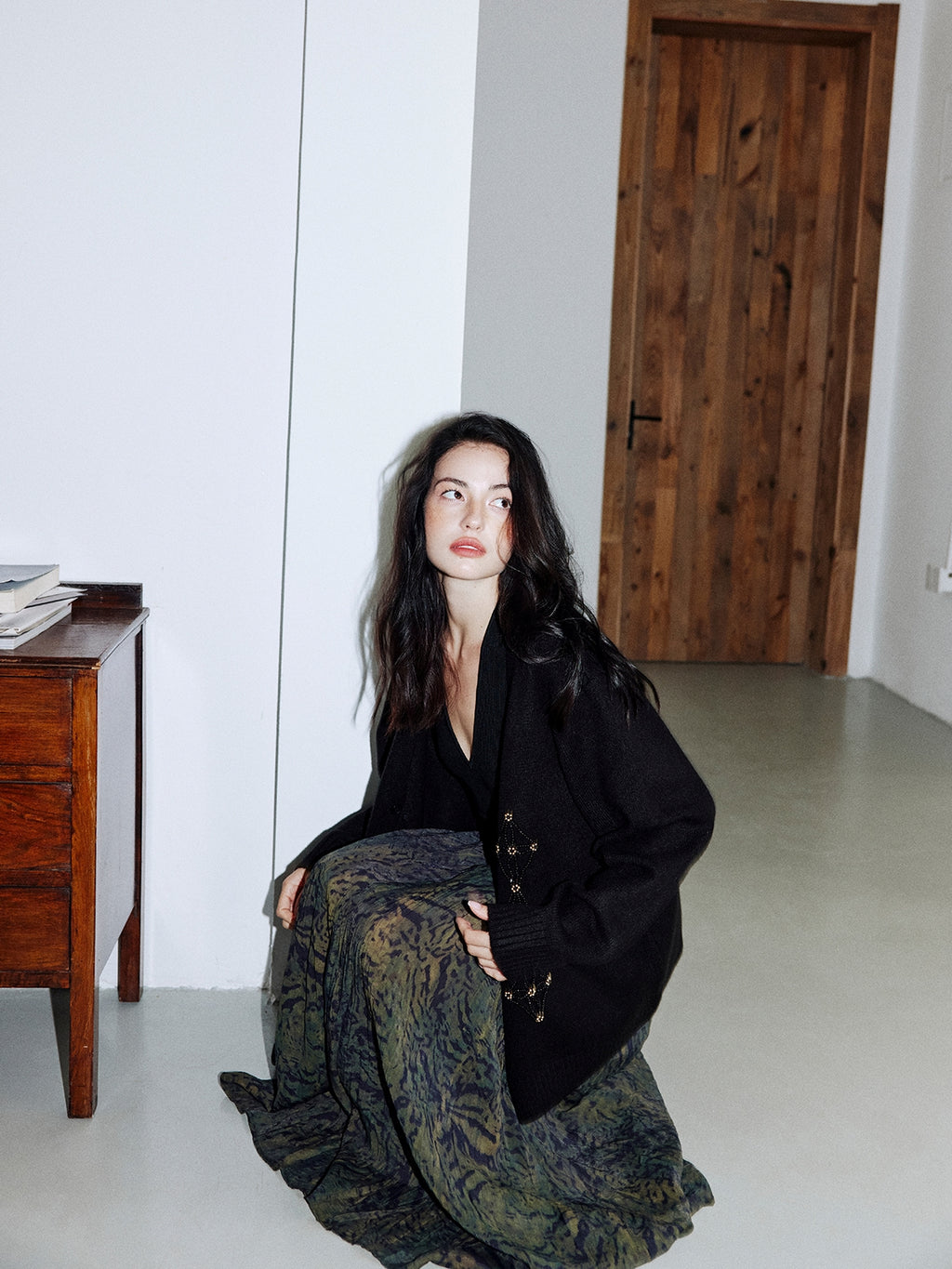 Beaded V-Neck Cardigan_BDHL8001