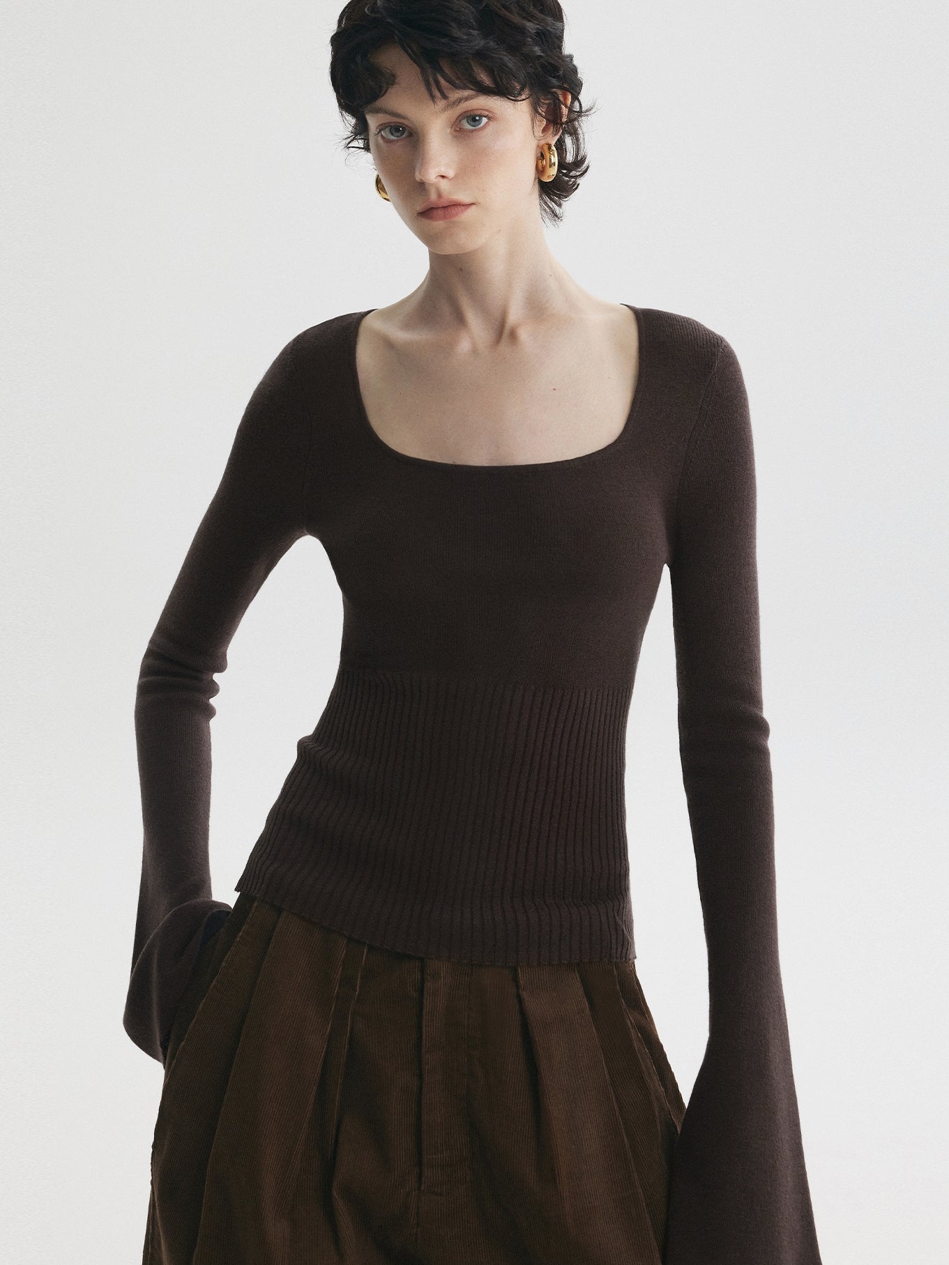 Square-Neck Bell-Sleeve Tops_BDHL7728