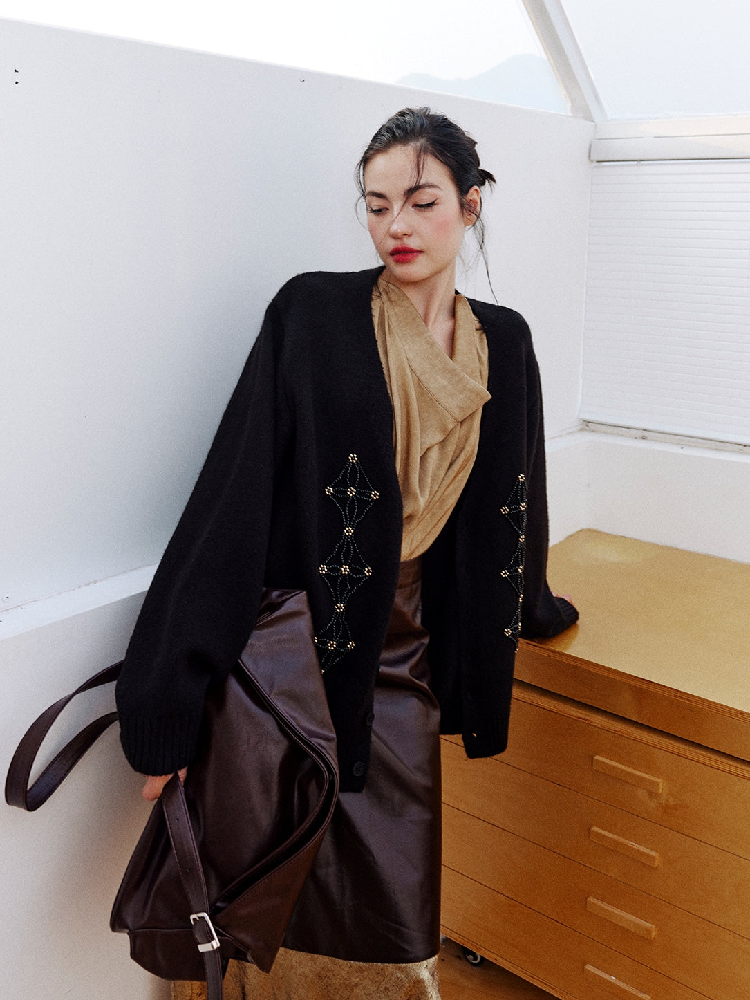 Beaded V-Neck Cardigan_BDHL8001