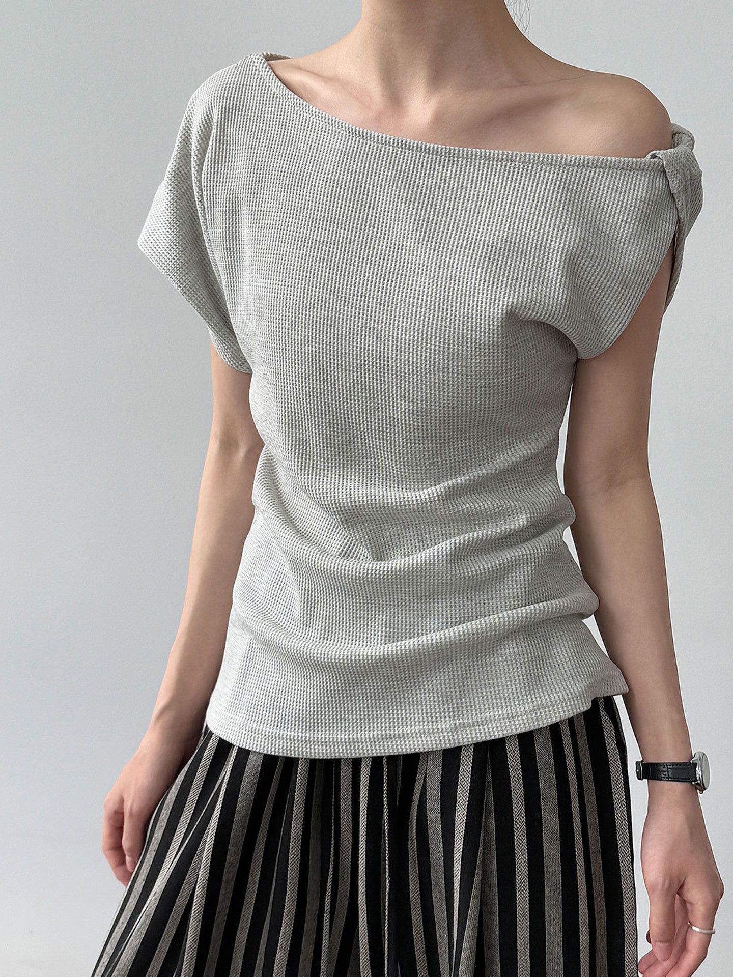Diagonal Shoulder Twist T-Shirt_BDHL7529