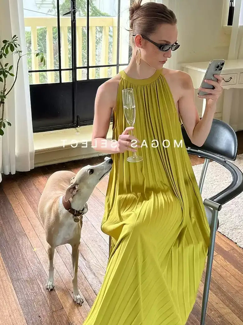 Halter Neck Pleated Dress_BDHL7556