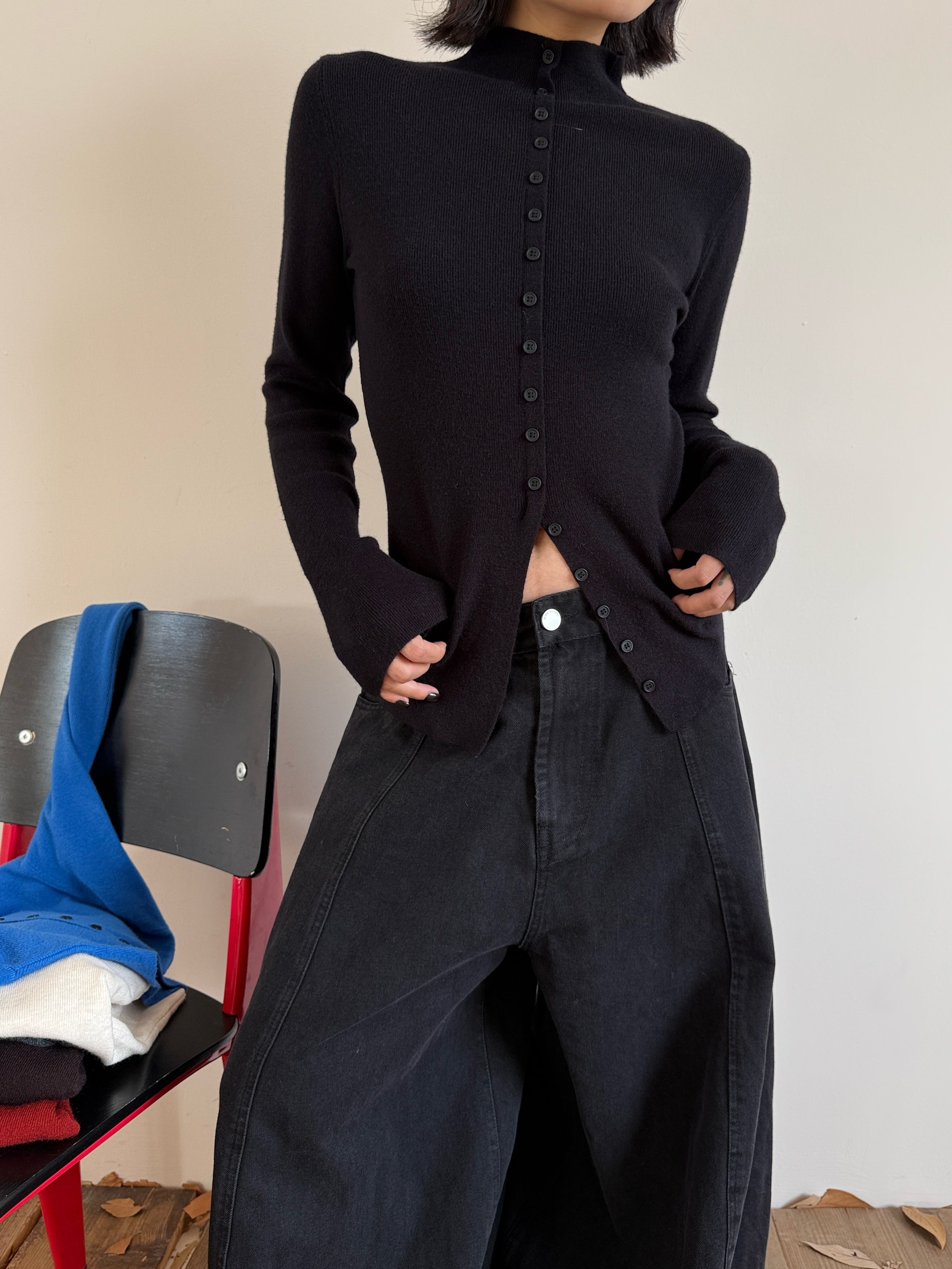 Front-Slit High-Neck Slim-Fit Tops_BDHL8025