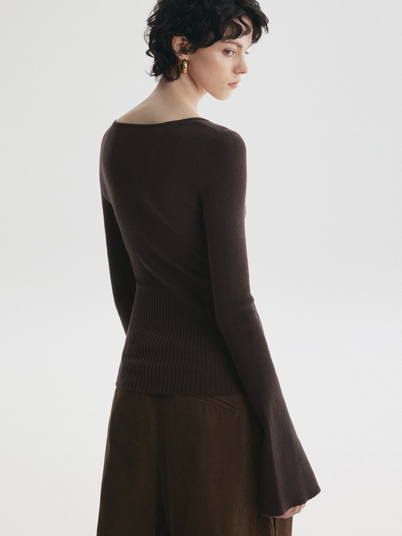 Square-Neck Bell-Sleeve Tops_BDHL7728