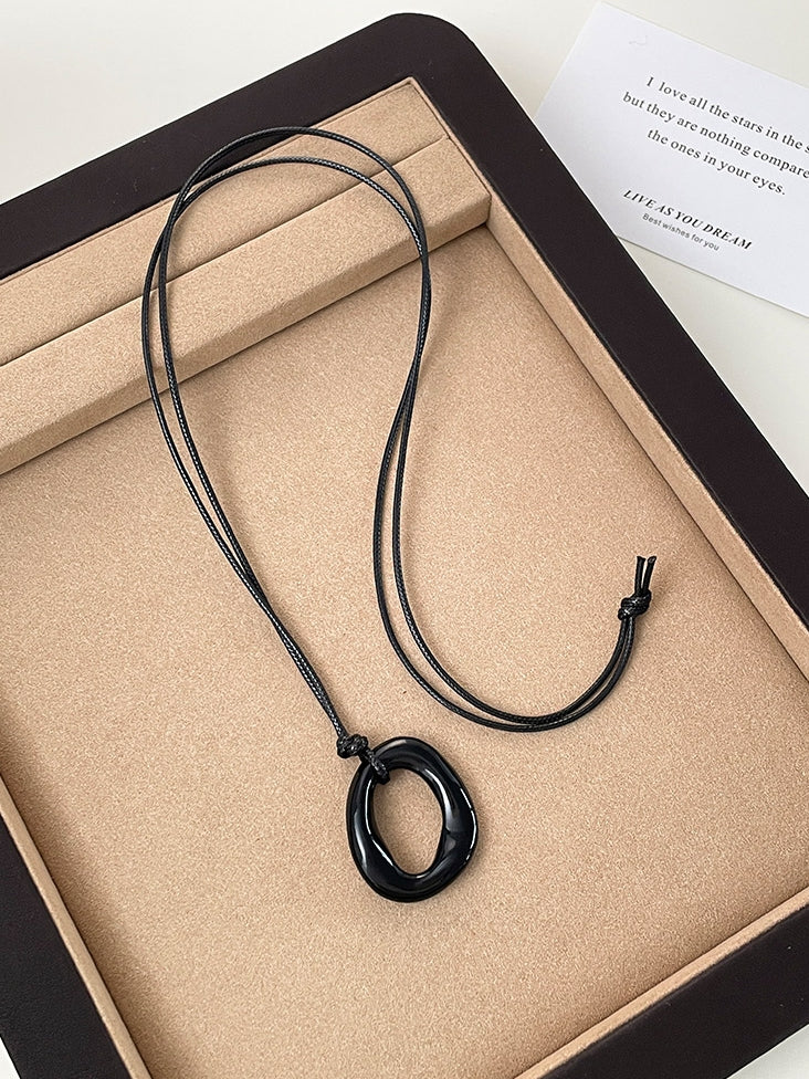 Black Circular Pendant Necklace_BDHL7436