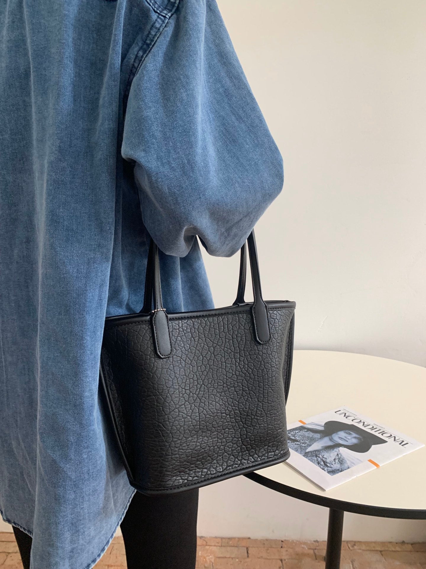 Elephant-Print Black Tote Bag_BDHL8023