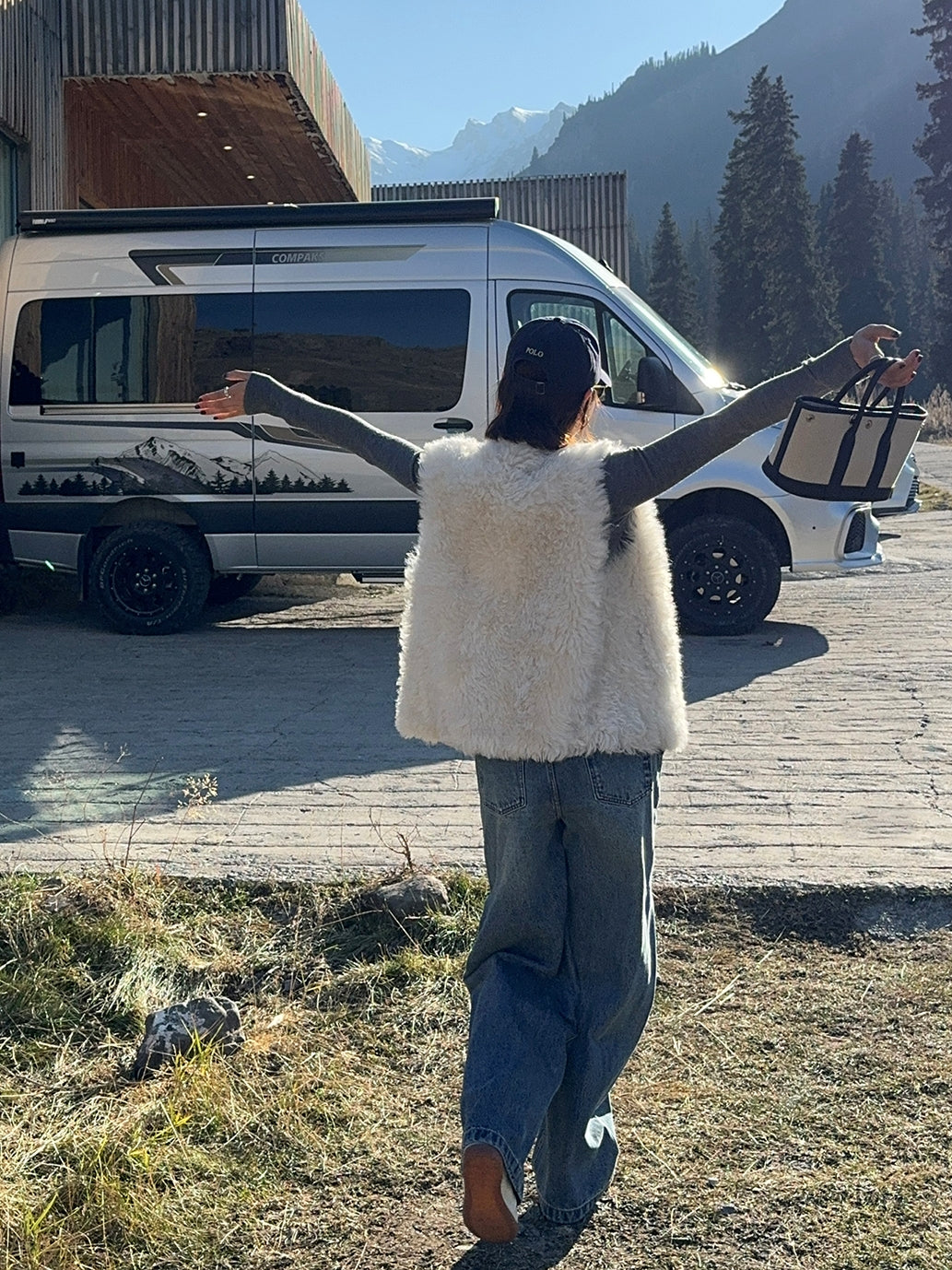 Round-Neck Fur Gilet_BDHL7919