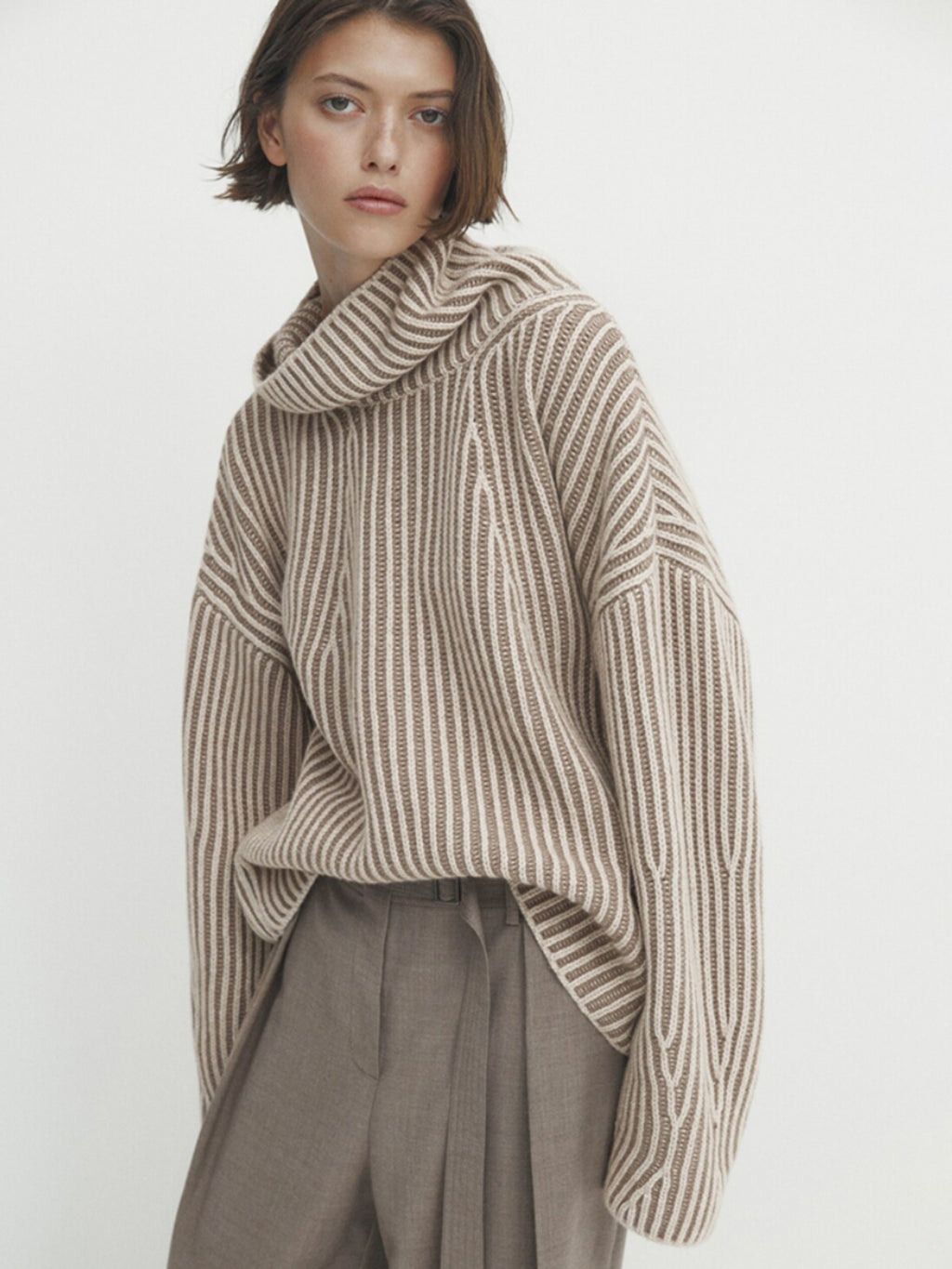 High-Neck Irregular Rib Knit Tops_BDHL8024