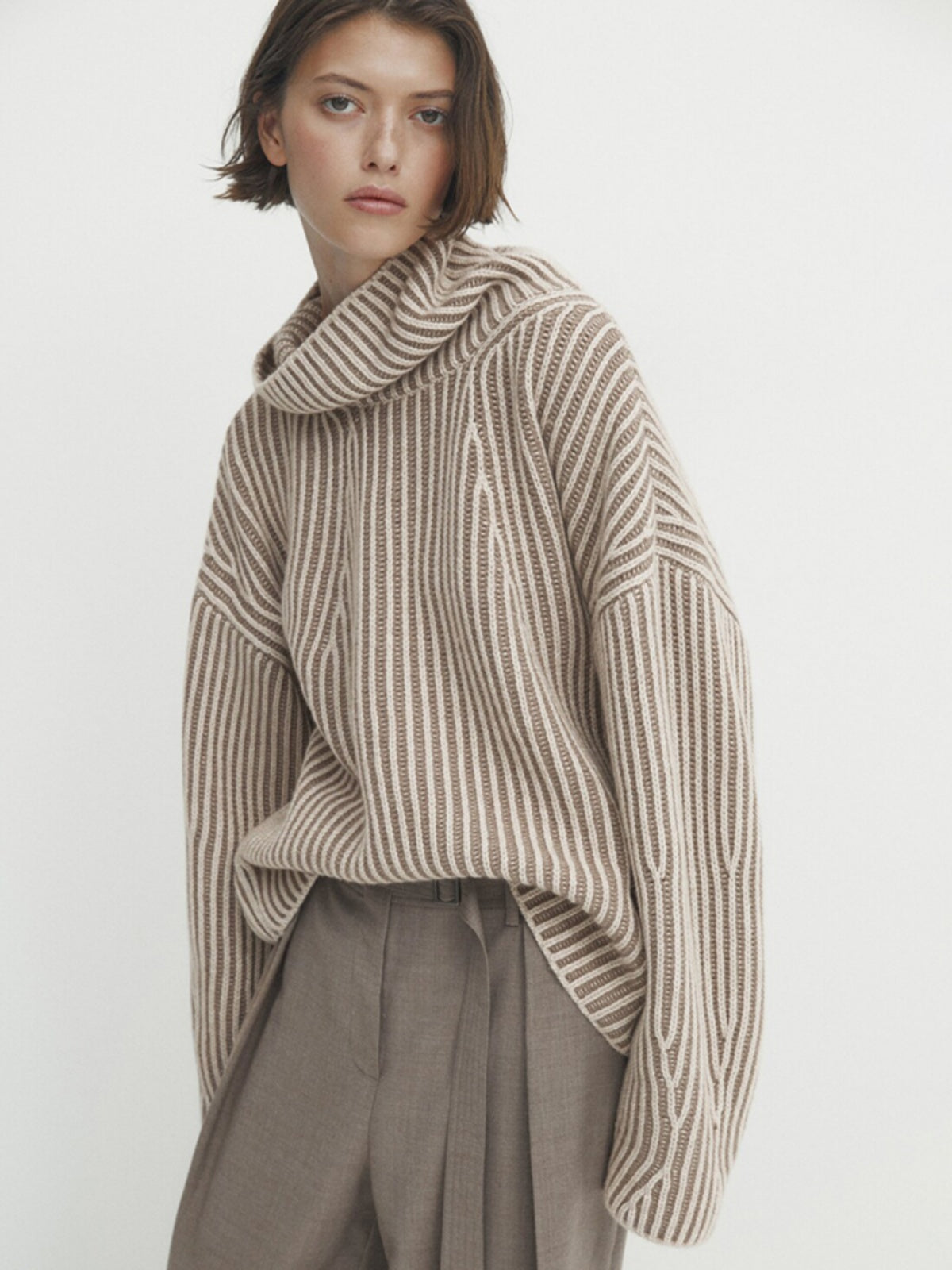 High-Neck Irregular Rib Knit Tops_BDHL8024