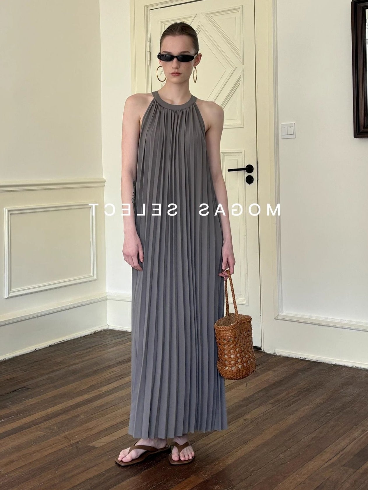 Halter Neck Pleated Dress_BDHL7556