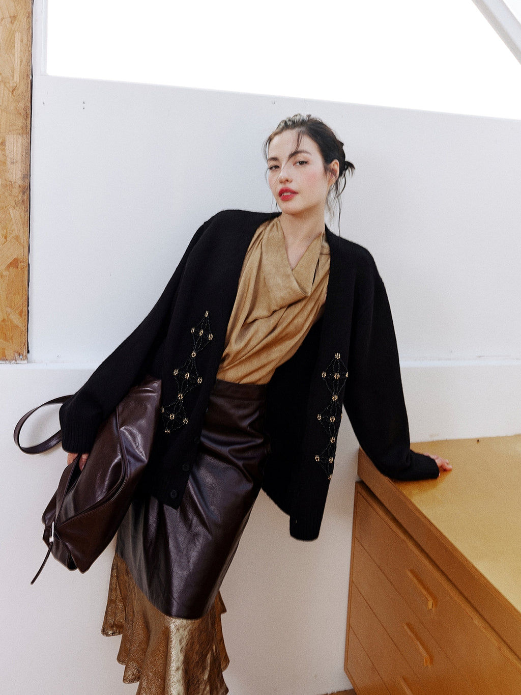 Beaded V-Neck Cardigan_BDHL8001