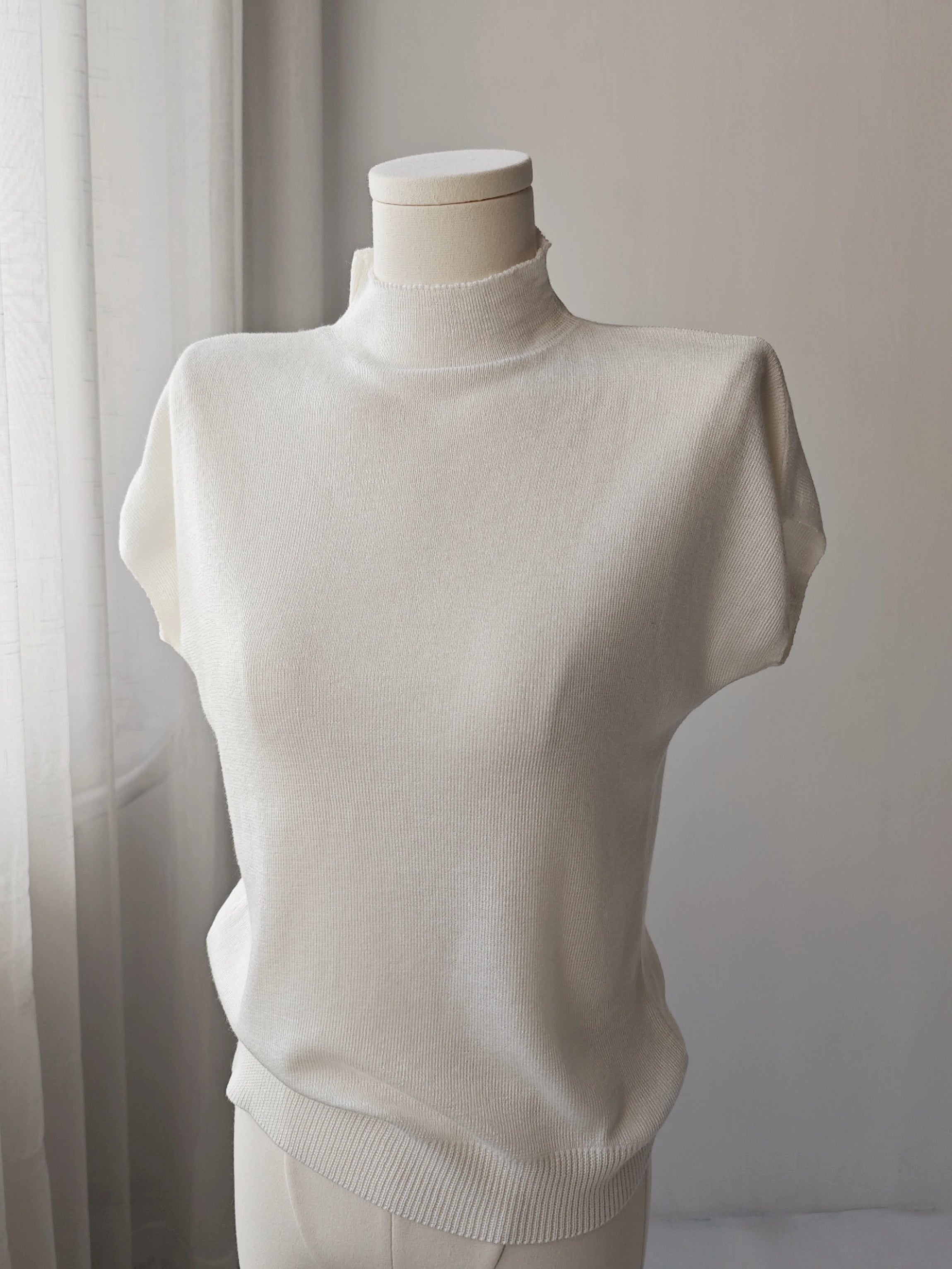 Half-High Collar Short-Sleeved Tops_BDHL7573