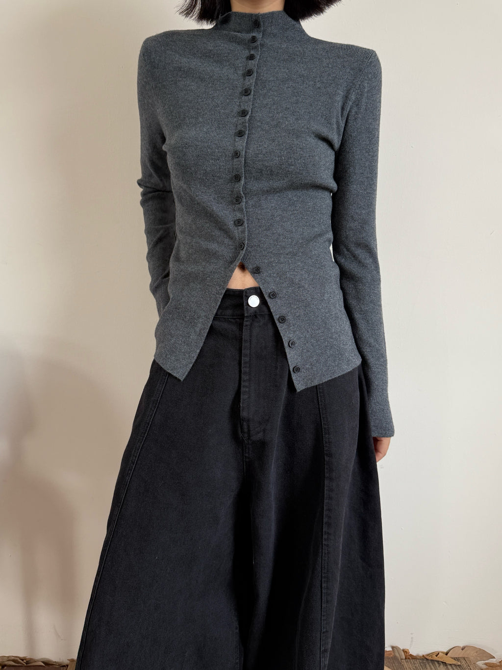 Front-Slit High-Neck Slim-Fit Tops_BDHL8025