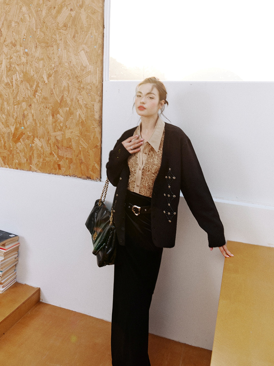 Beaded V-Neck Cardigan_BDHL8001