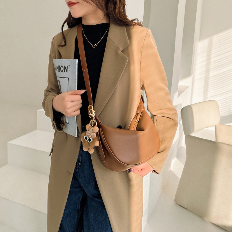 Crescent Leather Shoulder Bag_BDHL8451