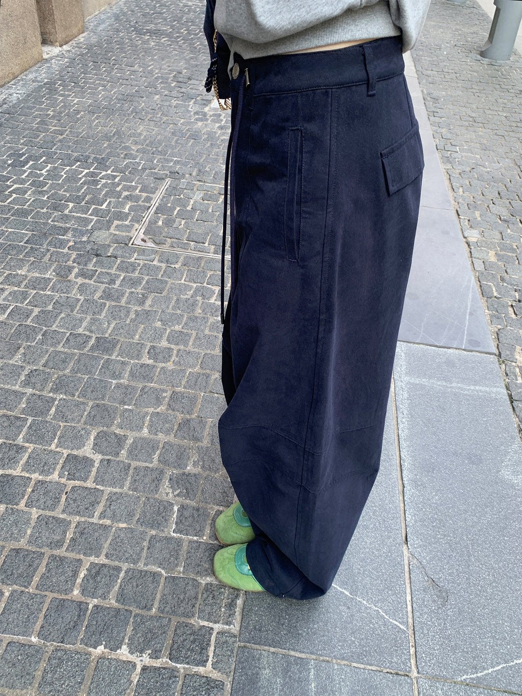 Relaxed-Fit Curved Cargo Pants_BDHL8011