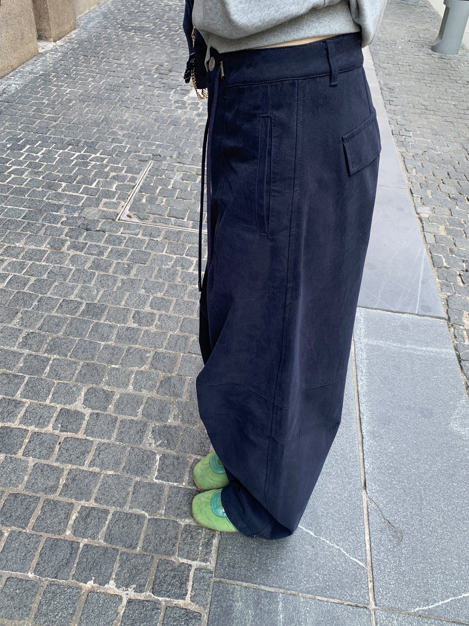 Relaxed-Fit Curved Cargo Pants_BDHL8011