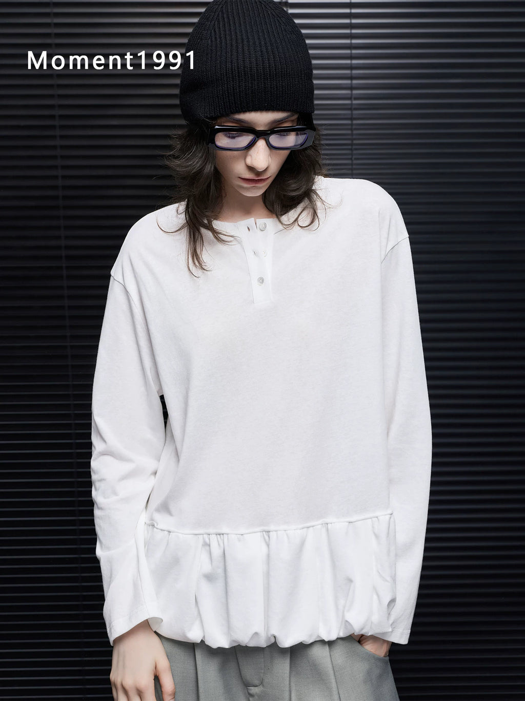 Henley Neck Ruffle Hem Tee_BDHL8410