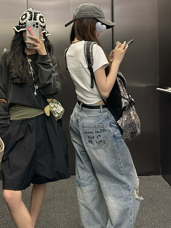 Pocket Embroidered Hole Jeans_BDHL7344