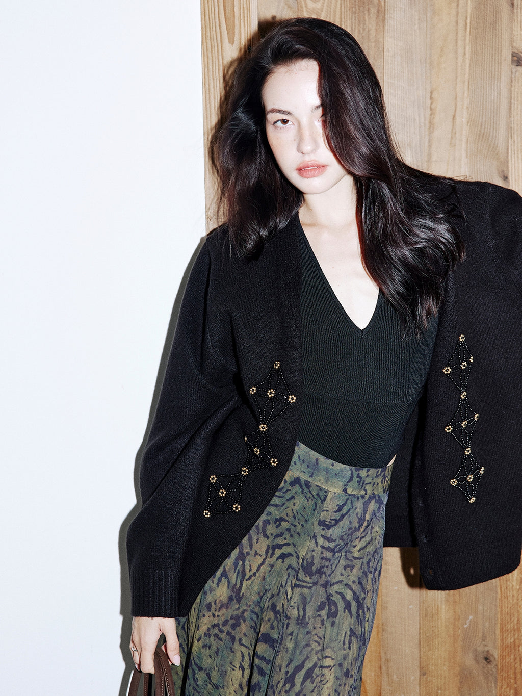 Beaded V-Neck Cardigan_BDHL8001