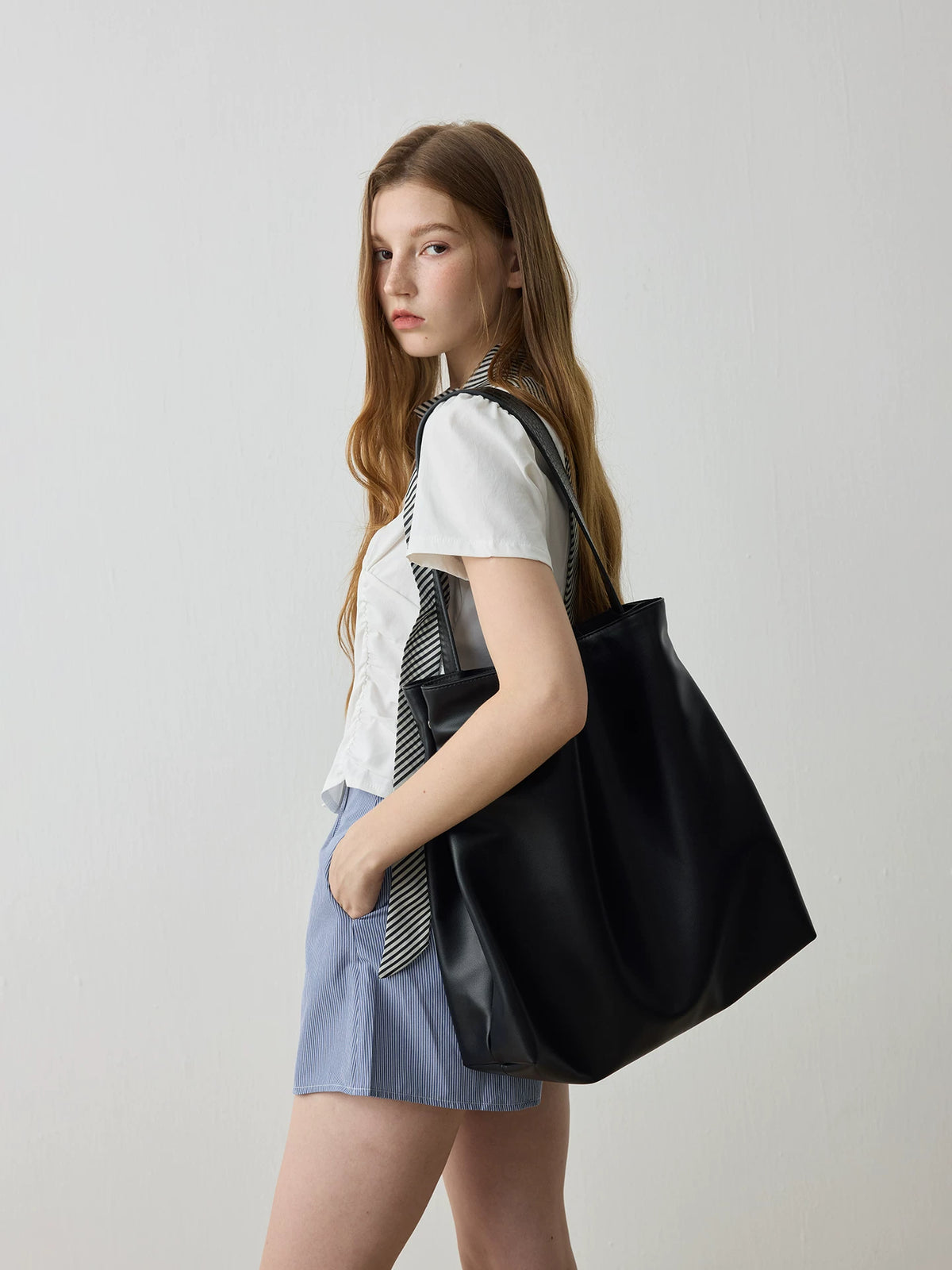Croc Embossed Strap Shoulder Tote_BDHL8447