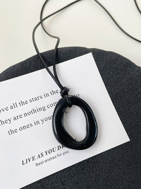 Black Circular Pendant Necklace_BDHL7436