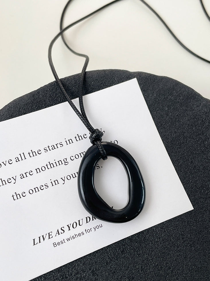Black Circular Pendant Necklace_BDHL7436