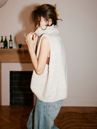 V-Neck or High-Neck Knitted Vest_BDHL6593