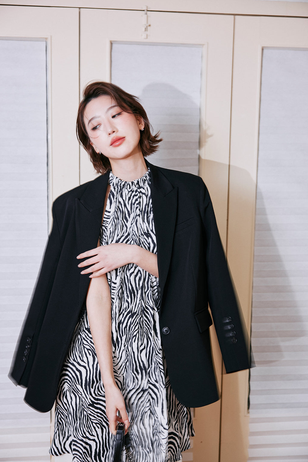 Back Knot Detail High-Slit Black Blazer_BDHL8237