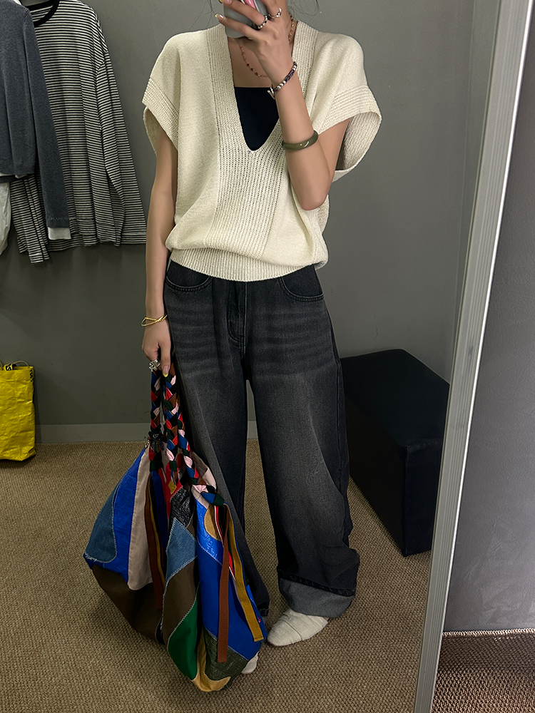 Deep V-Neck Knitted Vest_BDHL7253
