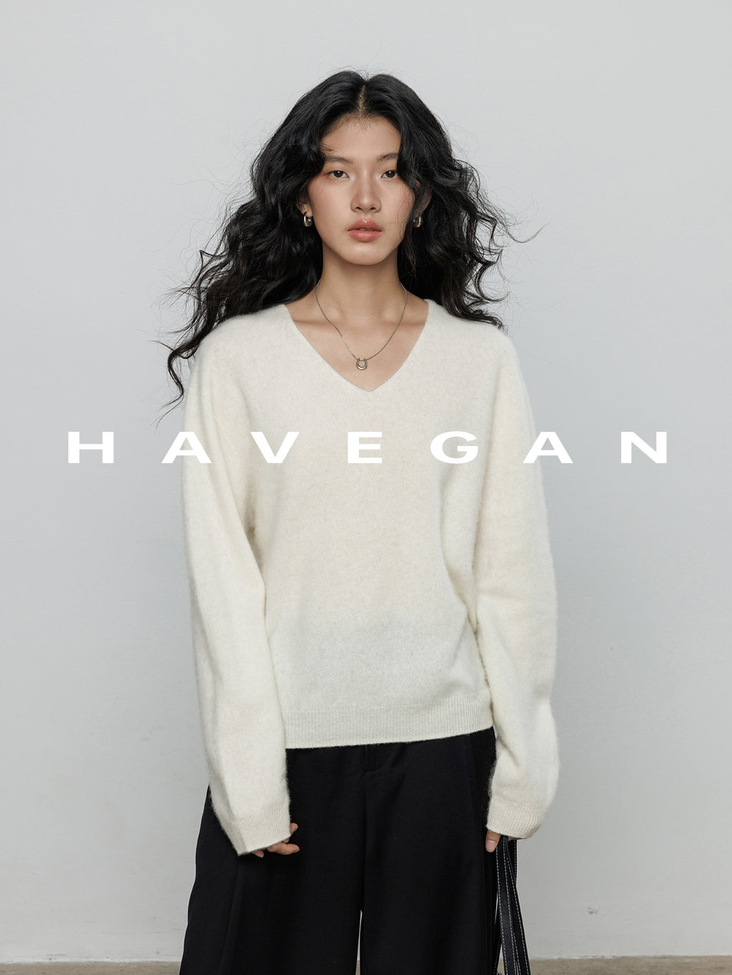 V-Neck Soft Knit Tops_BDHL7895